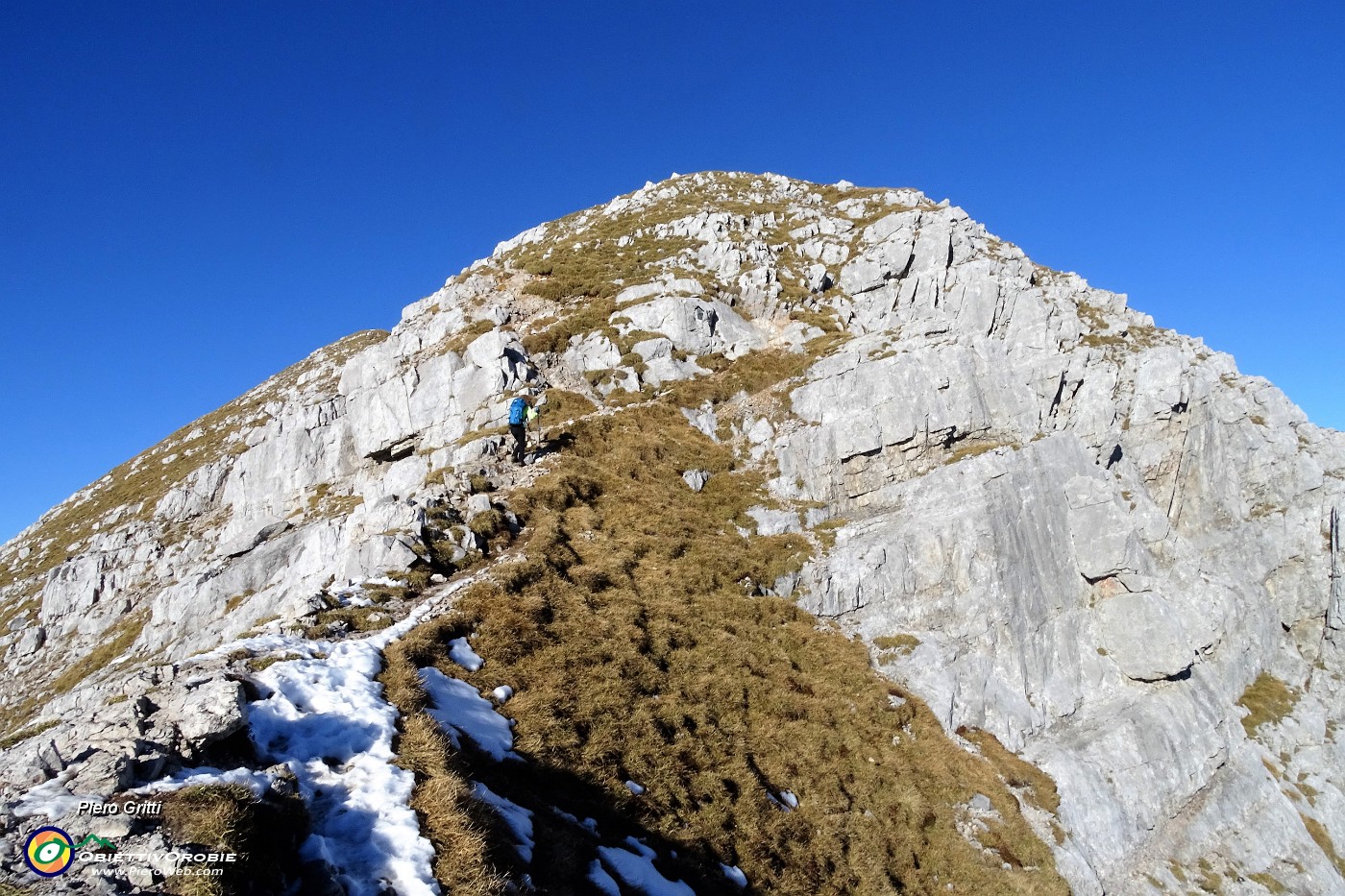 49 Risalendo su roccette in cresta di Cima Menna.JPG -                                